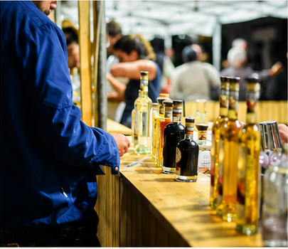 Feira da Cachaça reúne produtores e atrações musicais em Cabo Frio